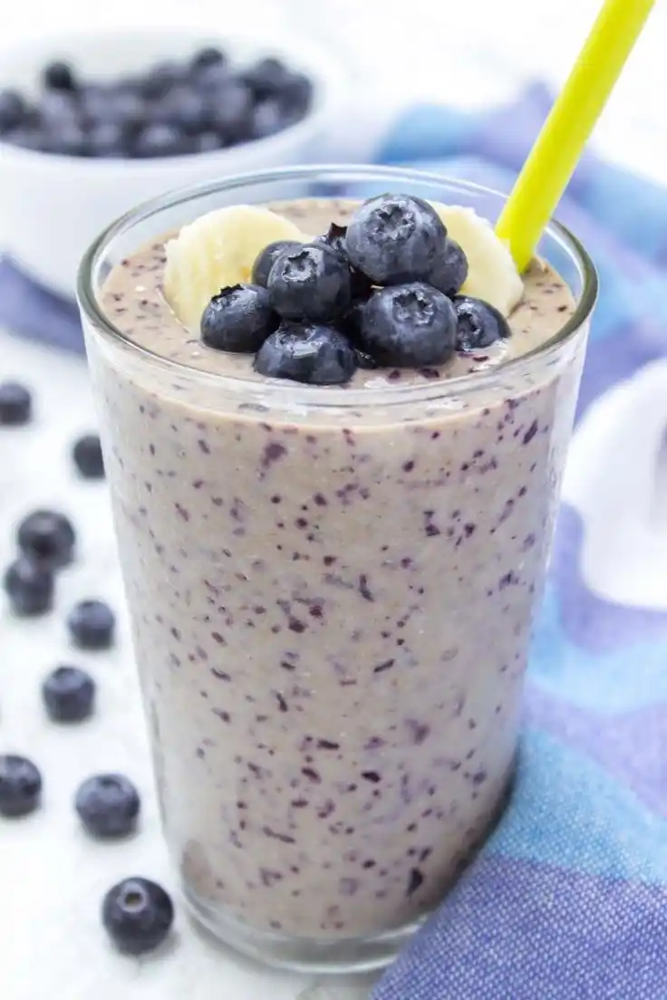 Smoothie bowl cu afine și semințe de chia